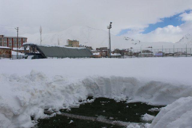 Kar, Hakkari'de tribün çatısının çökmesine neden oldu