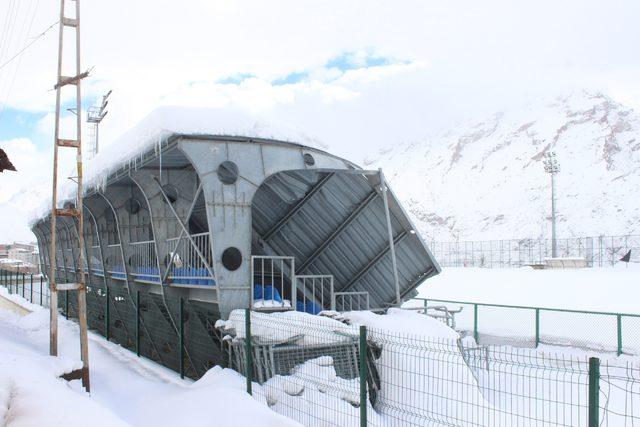 Kar, Hakkari'de tribün çatısının çökmesine neden oldu