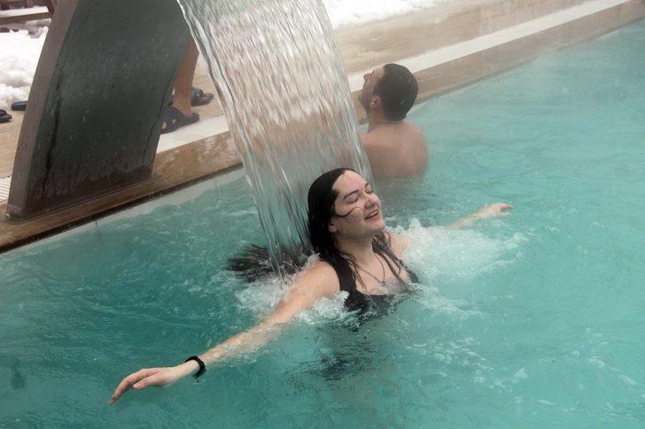 Giden hayran kalıyor! Kar altında havuz keyfi G2