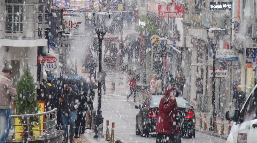 Bartın kent merkezinde kar yağışı