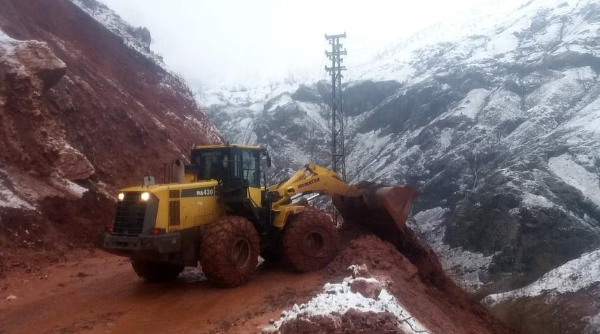 K&ouml;y yolunda heyelan