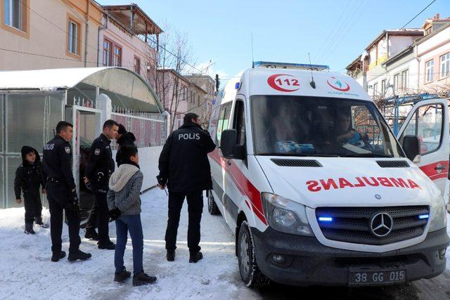 Kayseri’de ev yangını: Dumandan etkilenen 2 çocuk hastaneye kaldırıldı