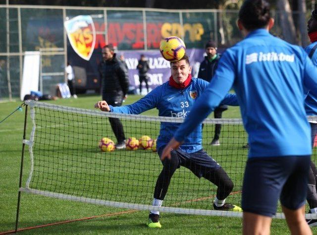 Kayserispor çalışmalara ara vermeden devam ediyor