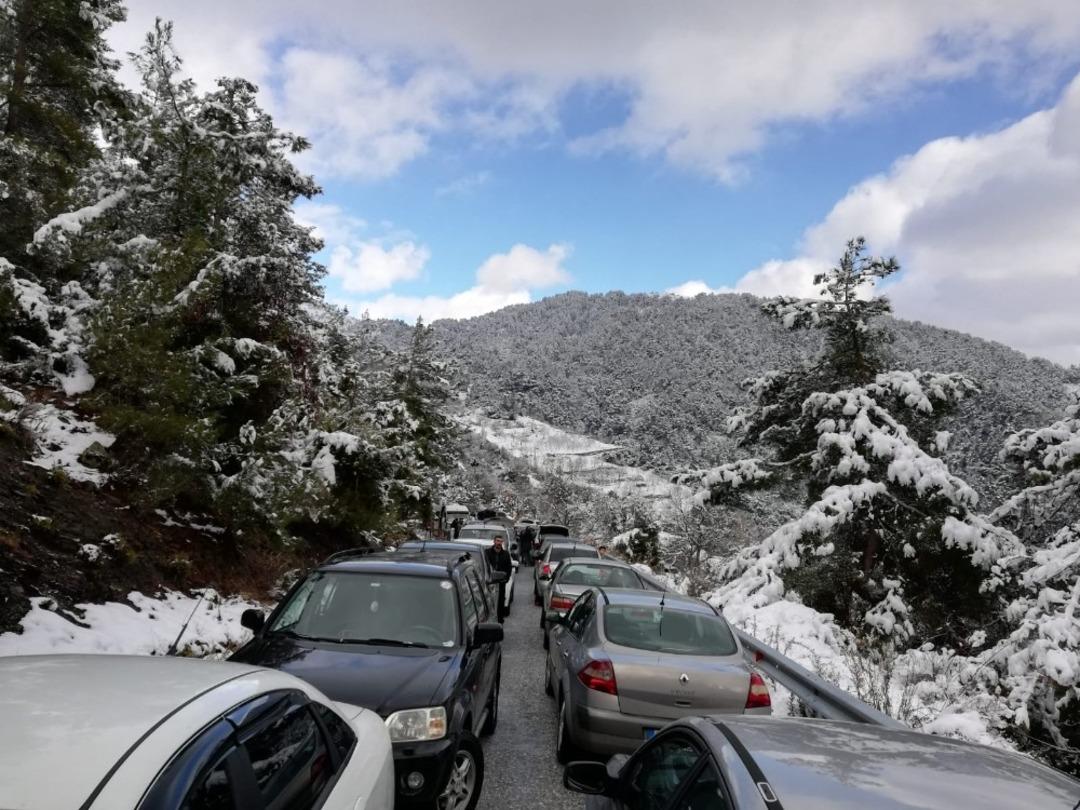 Yolları kar değil, arabalar kapattı