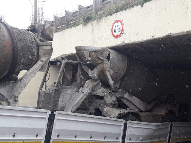 İş makinesi yüklü TIR, köprüye takıldı