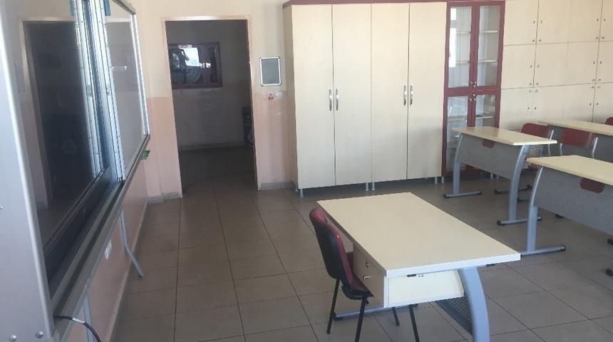 Bu okulun sınıflarında &ccedil;&ouml;p kovası yok