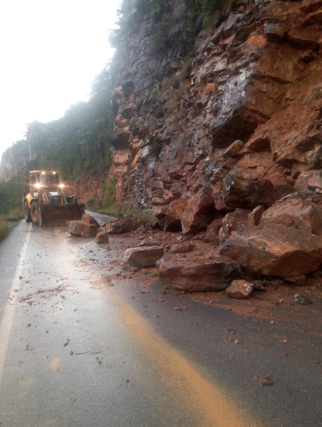 Alanya'da kar ve heyelandan kapanan yollar açıldı