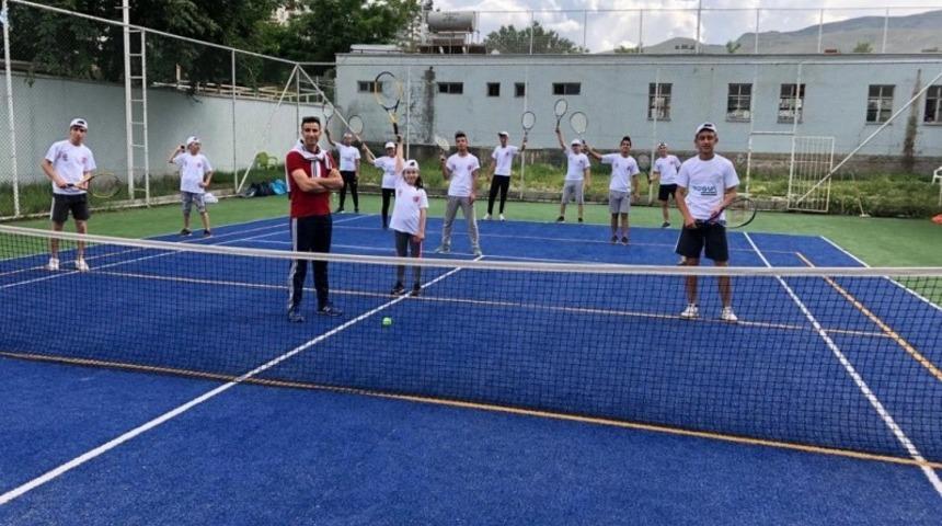 Kurtalan Kaymakamı Aydın&rsquo;ın desteği ile il&ccedil;ede tenis ekibi oluştu