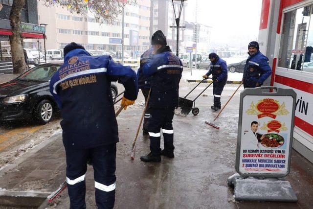 Kırıkkale’de kar ve buz temizleme çalışmaları