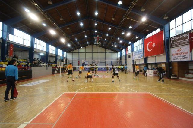 Akyazı Belediyesi voleybol takımından rahat galibiyet