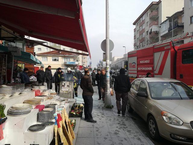 Sokak ortasında patlayan trafo paniğe neden oldu