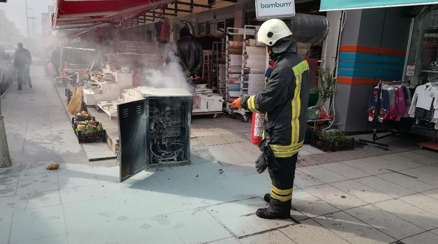 Sokak ortasında patlayan trafo paniğe neden oldu