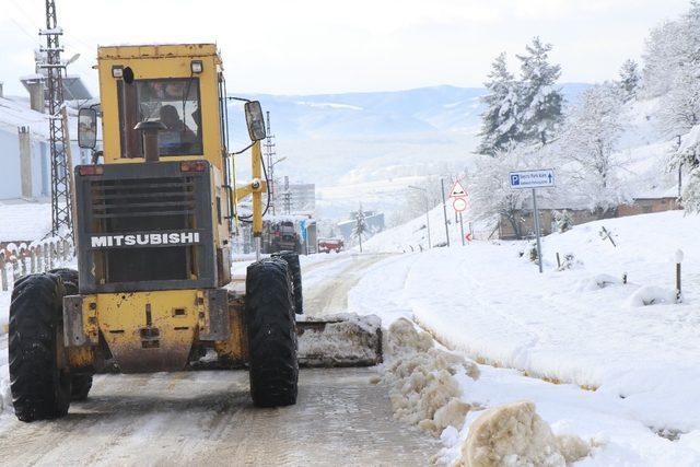 Kavak’ta karla mücadele sürüyor