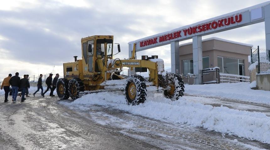 Kavak&rsquo;ta karla m&uuml;cadele s&uuml;r&uuml;yor