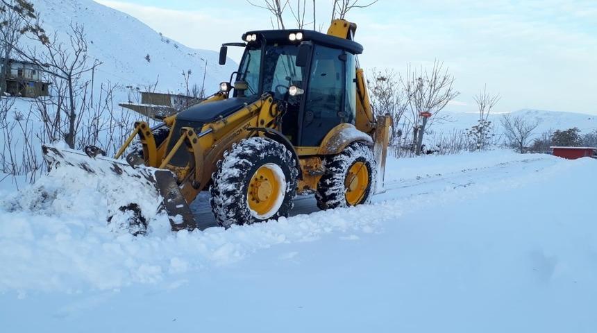 Grup yollarından sonra k&ouml;y i&ccedil;i yolları da ulaşıma a&ccedil;ılıyor