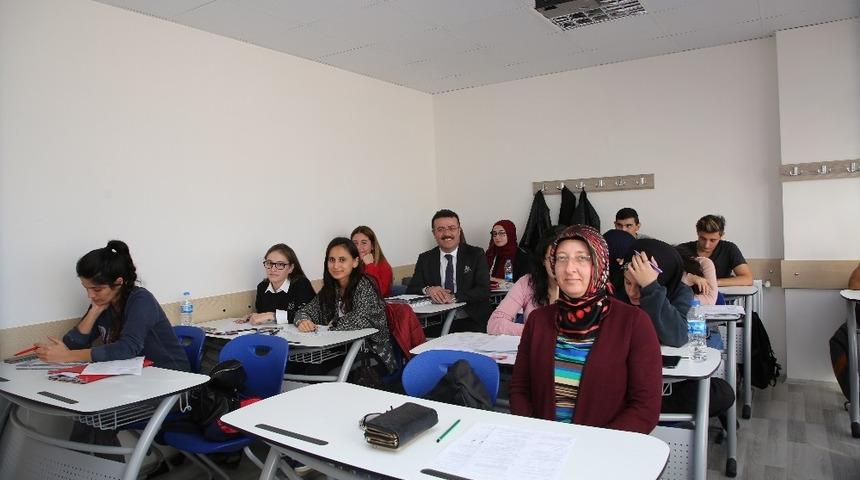 350 genci &uuml;niversiteye hazırlıyor