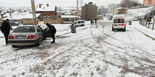 Otomobil elektrik direğine çarptı: 4 yaralı