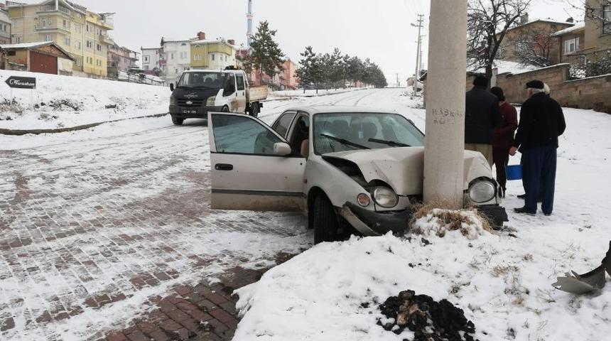 Otomobil elektrik direğine &ccedil;arptı: 4 yaralı