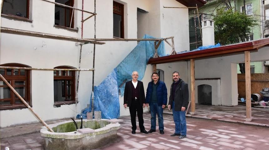 Bilen ve &Ccedil;elik, tarihi Manisa evini inceledi