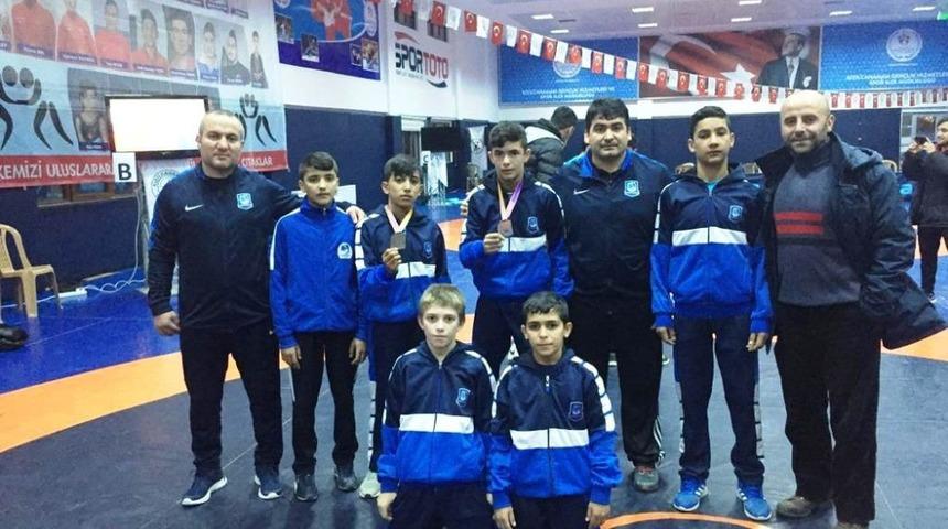 Yunusemreli g&uuml;reş&ccedil;iler Ankara&rsquo;dan derecelerle d&ouml;nd&uuml;