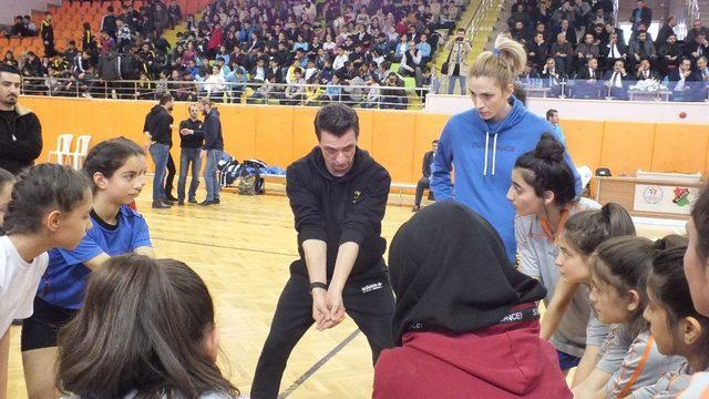 Guidetti’den kız çocuklarına eğitim