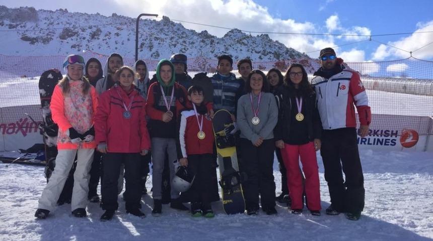 Snowboard il se&ccedil;melerinde Develi Belediyesi Kayak Kul&uuml;b&uuml;nden b&uuml;y&uuml;k başarı