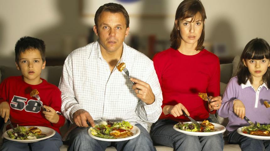 Yemek yerken neden televizyon izlememelisiniz?