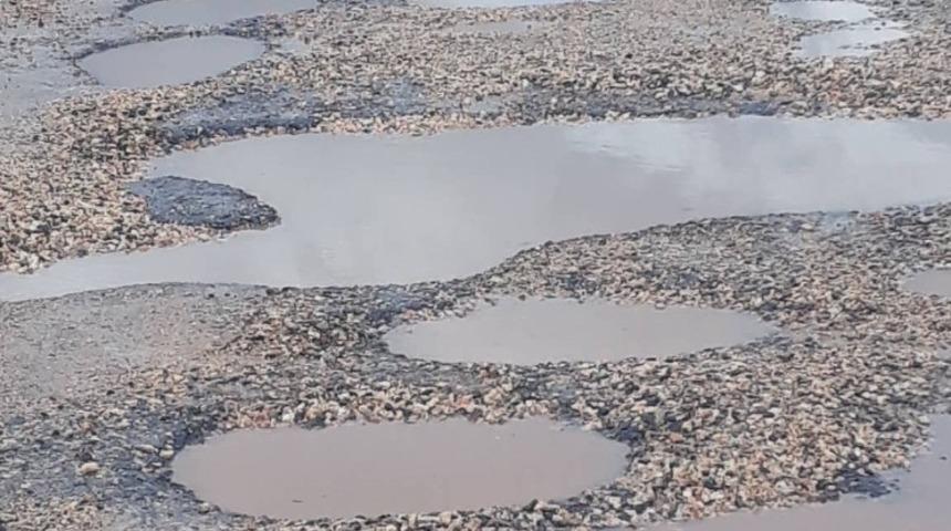 Sofraz yolundaki &ccedil;ukurlar kazalara davetiye &ccedil;ıkartıyor