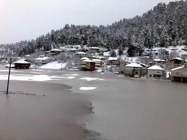 Anamur’da yayla evleri sular altında kaldı