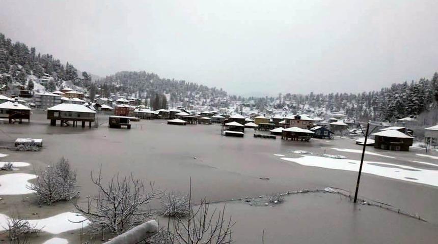 Anamur&rsquo;da yayla evleri sular altında kaldı