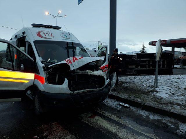 Ambulansla kamyonet çarpıştı: 2 yaralı