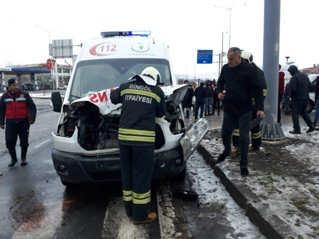 Ambulansla kamyonet çarpıştı: 2 yaralı