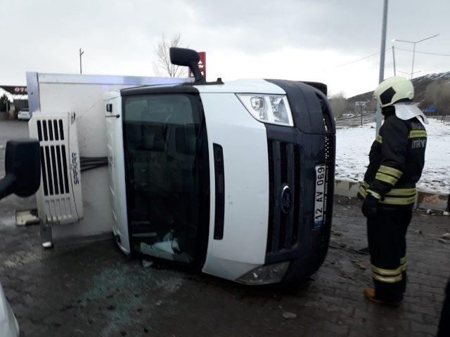 Ambulansla kamyonet çarpıştı: 2 yaralı