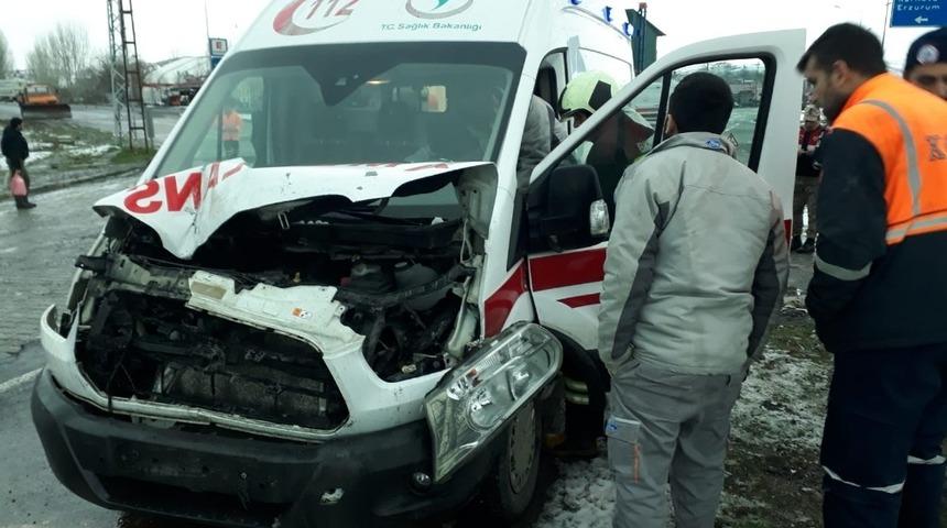 Ambulansla kamyonet &ccedil;arpıştı: 2 yaralı