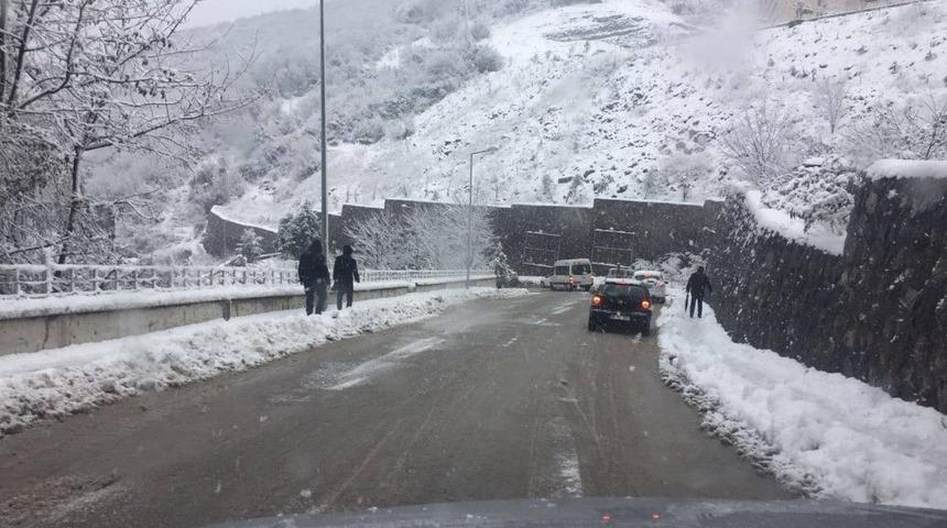 Kozlu Belediyesi karla m&uuml;cadele &ccedil;alışmalarını s&uuml;rd&uuml;r&uuml;yor