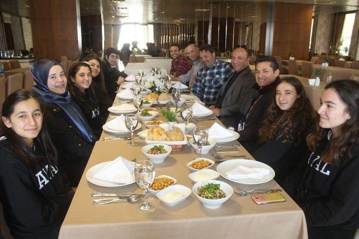 Engelli farkındalığı gerçekleştiren lise öğrencilerine Güner Bahadır’dan anlamlı jest G3