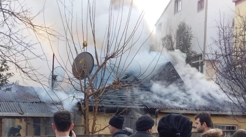 Sobadan çıkan yangın evi küle çeviriyordu