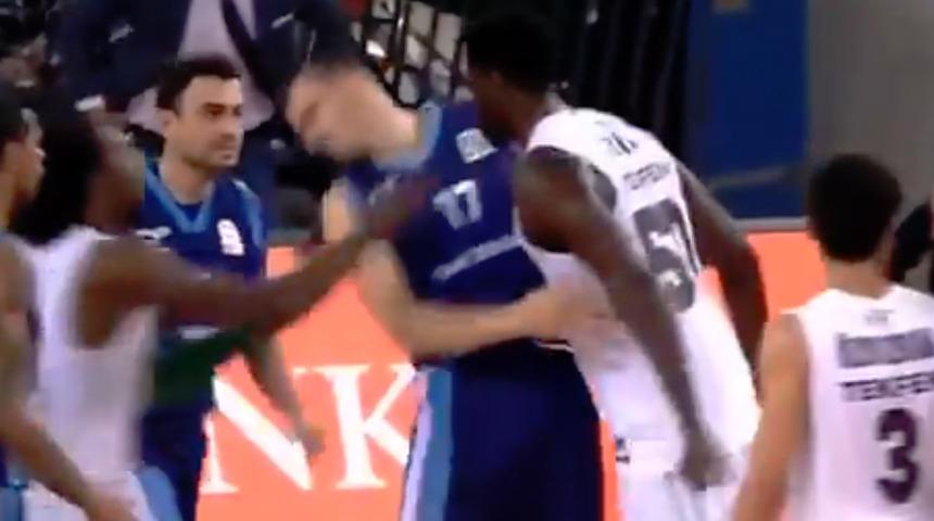 Michael Eric Metin Türen'e kafa attı, ortalık karıştı!