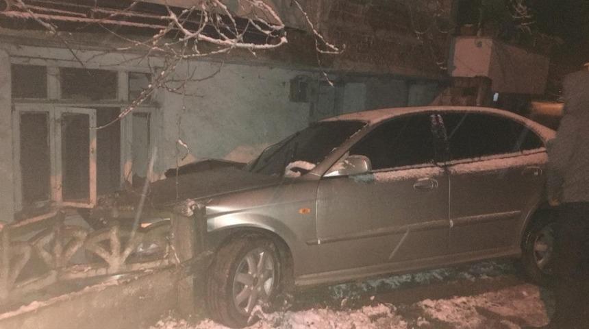 Kontrolden &ccedil;ıkan otomobil evin duvarına &ccedil;arptı