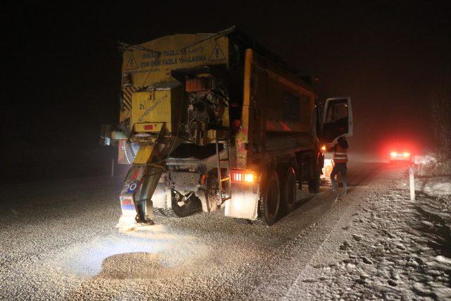 Denizli- Antalya Karayolu'nda sis ve kar ulaşımı aksattı