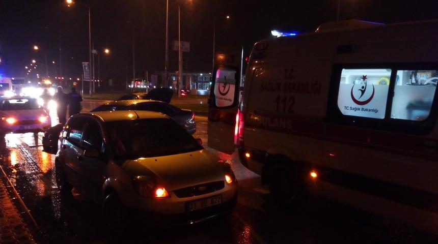 Feci kaza! 3 araç birbirine girdi: Yaralılar var