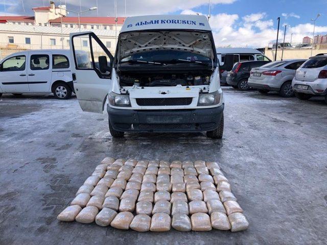 Van’da bir minibüste 73 kilo toz esrar ele geçirildi