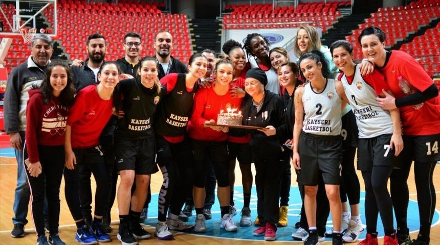 Ezgi Manlacı&rsquo;ya s&uuml;rpriz doğum g&uuml;n&uuml; kutlaması