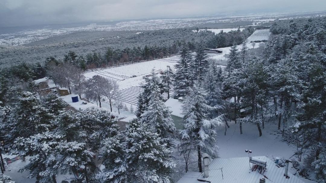 Kar altında kalan Banaz&rsquo;ın yeşil ormanları havadan g&ouml;r&uuml;nt&uuml;lendi