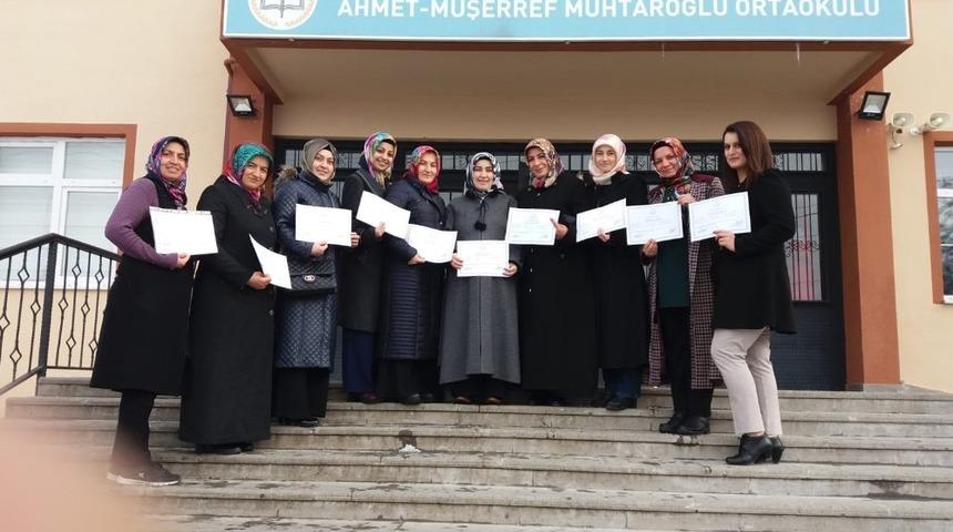 Pe&ccedil;enekli kadınlar yeni yılın ilk sertifikasını aldı