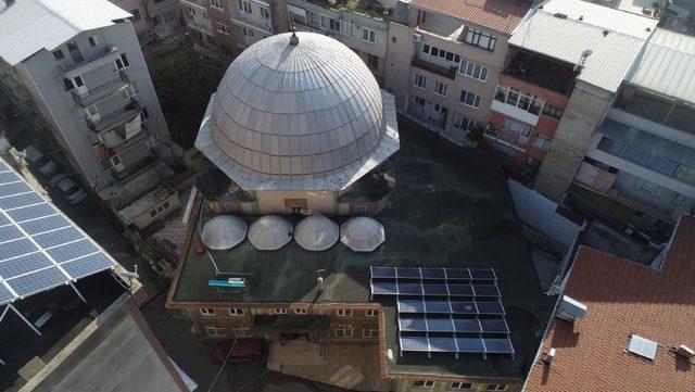 Güneş enerjisiyle kendi elektriğini üreten cami, fazla enerjiyi satıyor