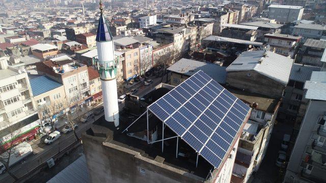 Güneş enerjisiyle kendi elektriğini üreten cami, fazla enerjiyi satıyor