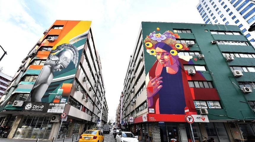 İzmir&rsquo;de duvarlar cıvıl cıvıl