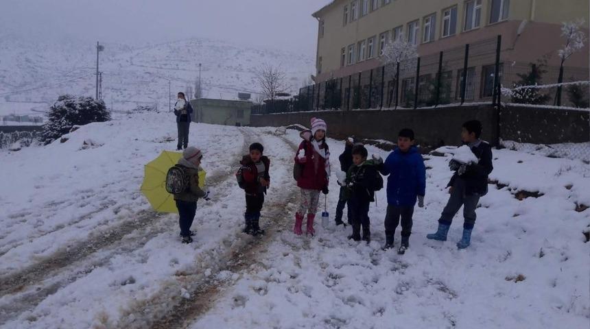 K&ouml;y &ccedil;ocuklarının kartopu sevinci