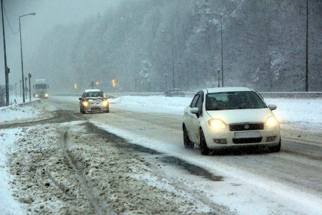 Bolu Dağı'nda kar ulaşımı etkiliyor